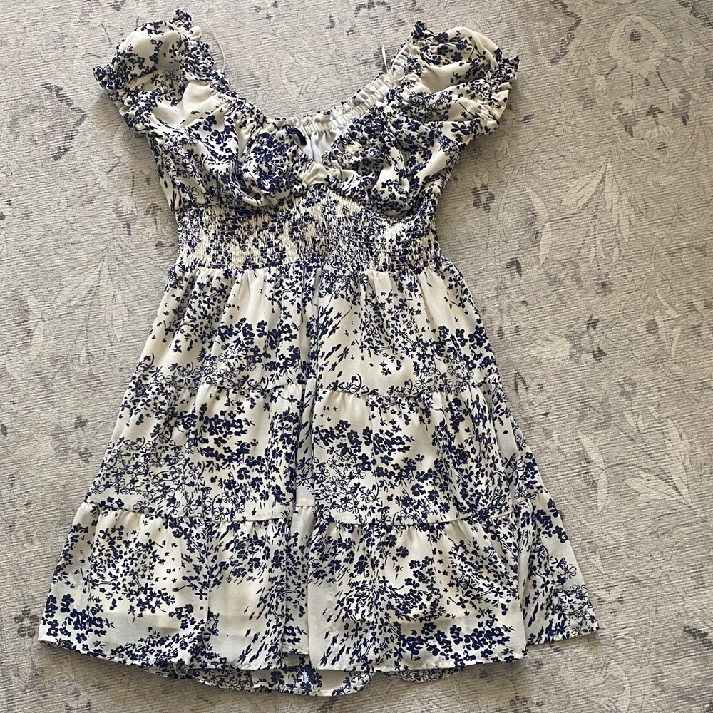 Dynamite Blue & White Puff Sleeve Floral Mini Dress – Smocked Waist – Size Large